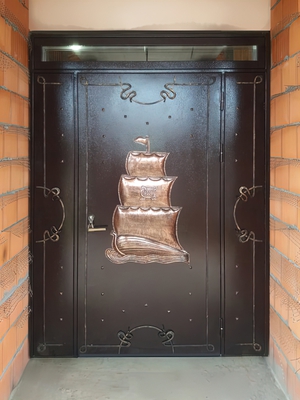 Парадная дверь с чеканным рисунком