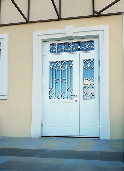Белая дверь с коваными решетками Белая дверь с коваными решетками