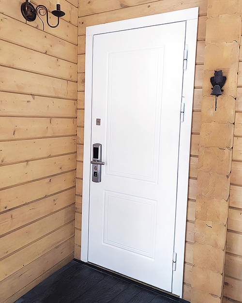 Белая дверь с умным замком Белая дверь с умным замком