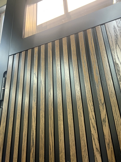 Двухцветный МДФ «реечный дизайн» с верхней вставкой – новинка в каталоге