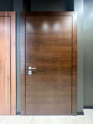 Входная дверь с отделкой гладким МДФ «орех»