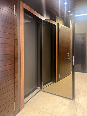 Входная дверь со сплошной зеркальной панелью