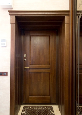 Коричневая дверь «под дуб» и светлые стены