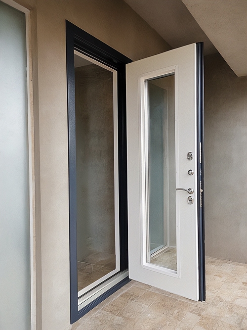 Дверь с большим стеклом Дверь с большим стеклом