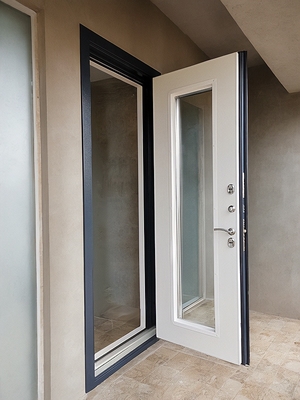 Дверь с большим стеклом