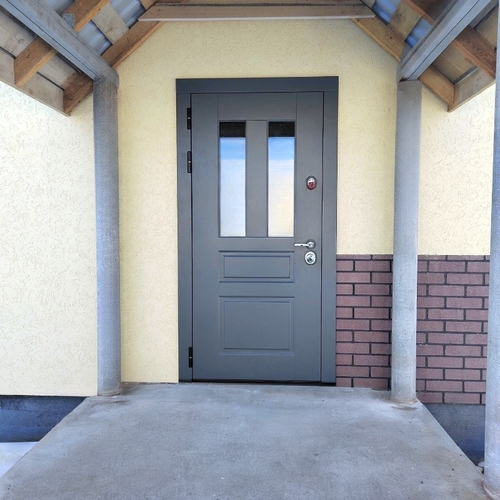 Дверь с двумя стеклами Дверь с двумя стеклами