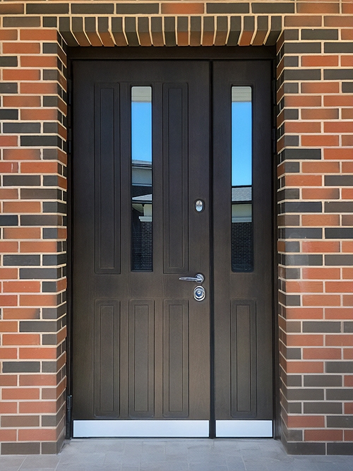 Дверь с двумя узкими стеклами Дверь с двумя узкими стеклами