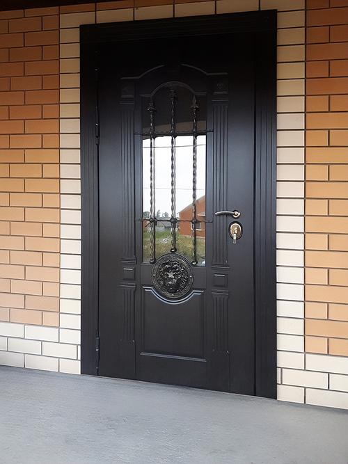 Дверь с элементом «лев» Дверь с элементом «лев»