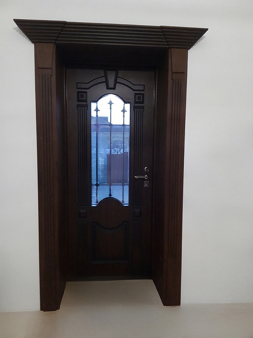 Дверь с капителью и декором «лев» Дверь с капителью и декором «лев»