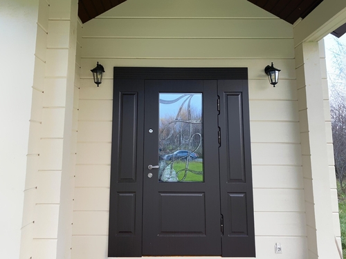 Дверь с ковкой в виде монограммы Дверь с ковкой в виде монограммы