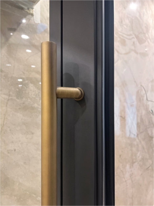 Техническая дверь с максимальным остеклением в ЖК возле станции м. Арбатская Техническая дверь с максимальным остеклением в ЖК возле станции м. Арбатская