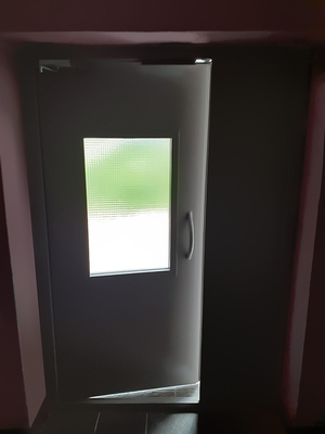 Дверь с остеклением, вид изнутри (ЖК «Квартал Лукино», г. Балашиха) Дверь с остеклением, вид изнутри (ЖК «Квартал Лукино», г. Балашиха)