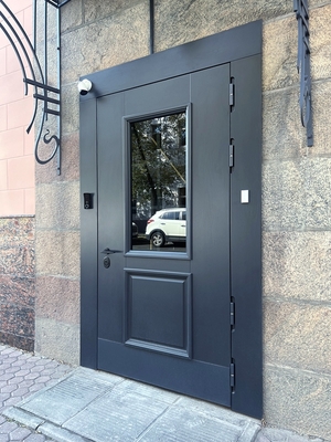 Дверь с остеклением, внешняя сторона