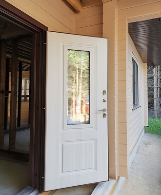 Дверь с остеклением