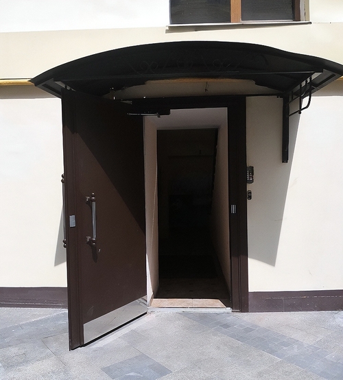 Дверь с отбойником Дверь с отбойником