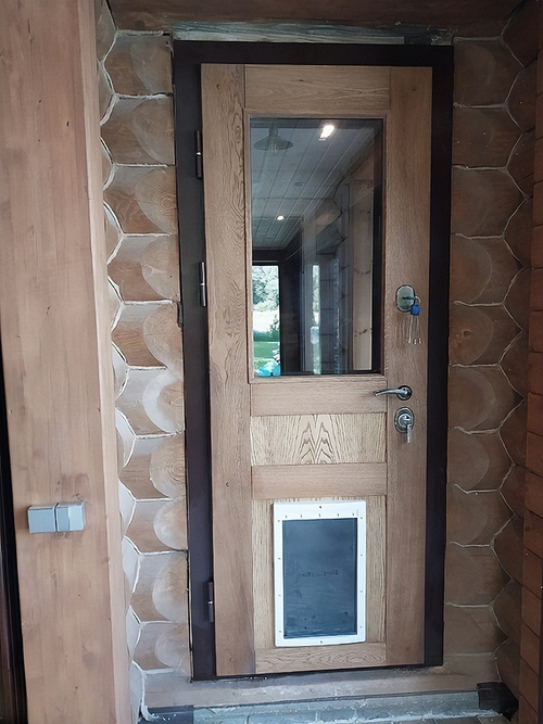 Дверь с отверстием для животных Дверь с отверстием для животных