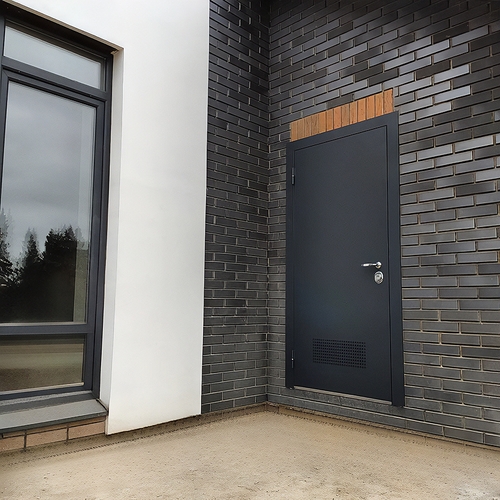 Дверь с пробивной решеткой в котельную Дверь с пробивной решеткой в котельную