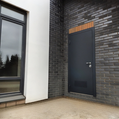 Дверь с пробивной решеткой в котельную