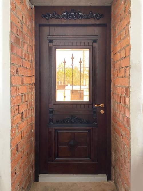 Дверь с резьбой, вид из помещения Дверь с резьбой, вид из помещения