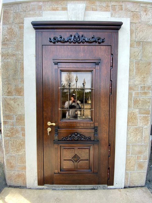 Дверь с резьбой, вид с улицы Дверь с резьбой, вид с улицы