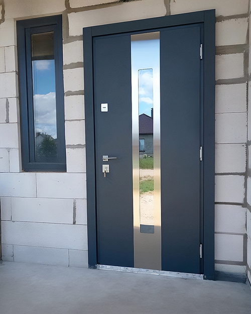 Дверь с узким стеклом Дверь с узким стеклом