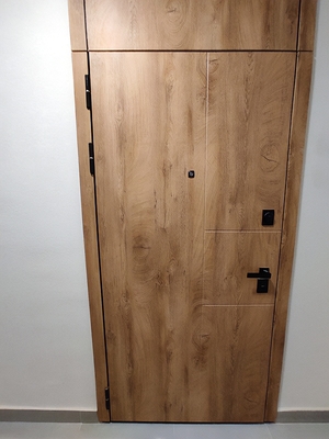 Дверь с верхней вставкой