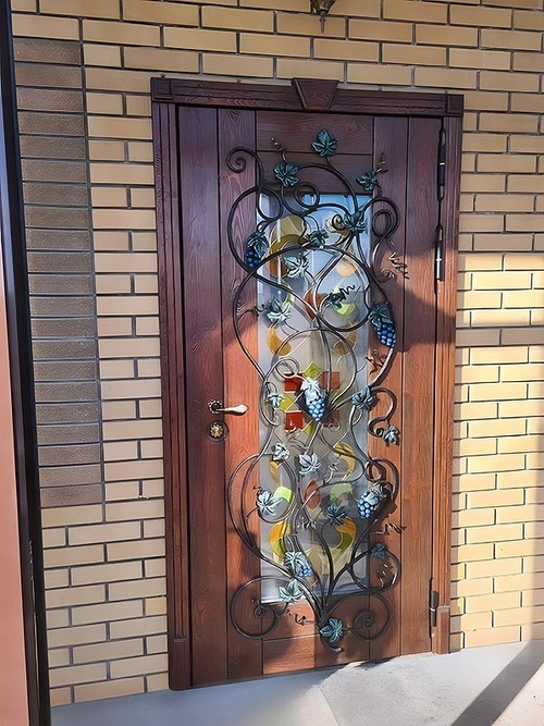 Дверь с витражом и узорной ковкой Дверь с витражом и узорной ковкой