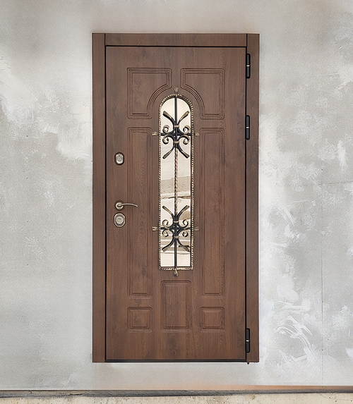 Дверь с ковкой в строящемся доме Дверь с ковкой в строящемся доме