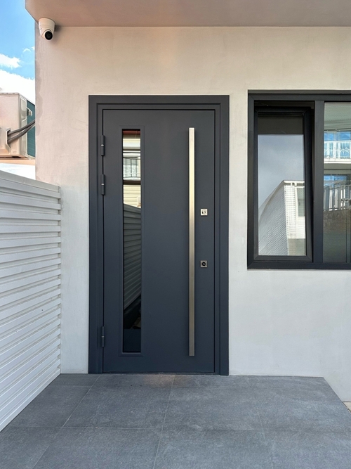 Дверь со стеклом и вертикальной ручкой Дверь со стеклом и вертикальной ручкой