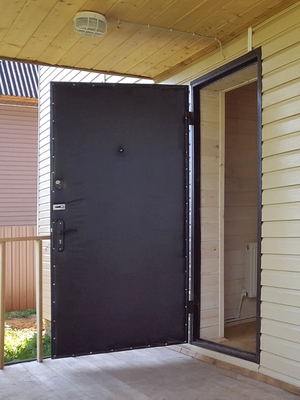 Какую входную дверь поставить на дачу?