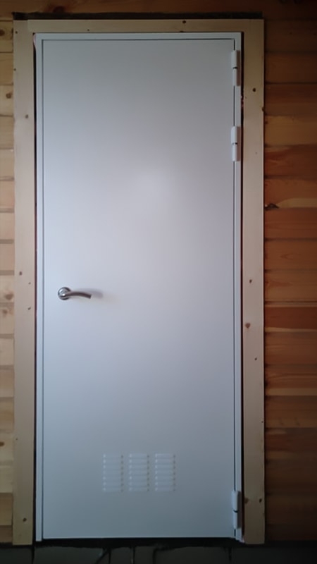 Дверь в котельную частного дома (Медвежье озеро) Дверь в котельную частного дома (Медвежье озеро)
