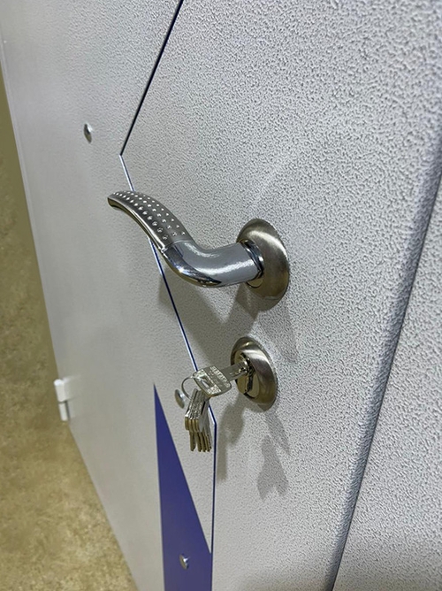 Дверная ручка и замок Дверная ручка и замок