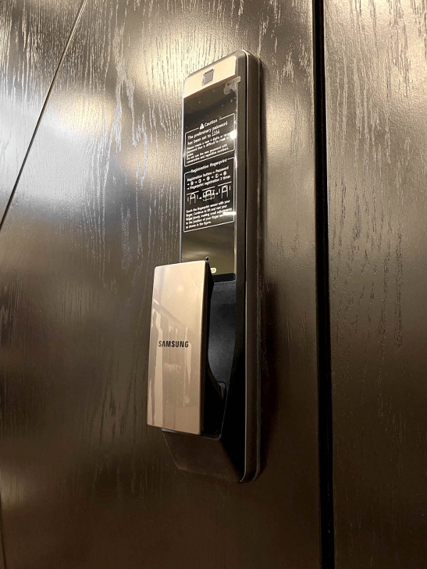 Электронный замок, фото спереди Электронный замок, фото спереди