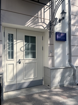 Главный вход (офис учреждения капитального строительства)