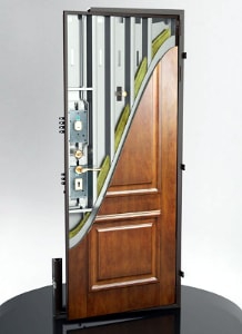 Из чего состоит входная металлическая дверь?