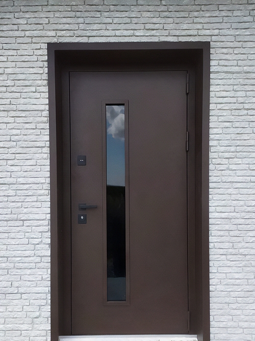 Коричневая дверь с узким стеклом Коричневая дверь с узким стеклом