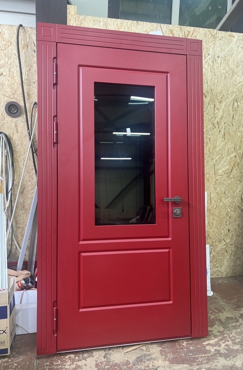 Красная дверь со стеклом Красная дверь со стеклом