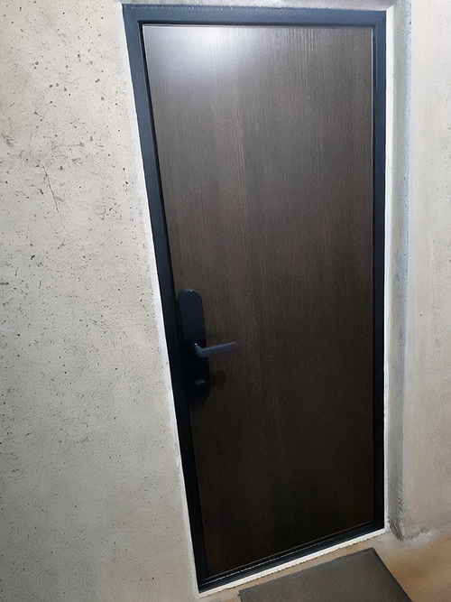 Квартирная дверь с умным замком Квартирная дверь с умным замком