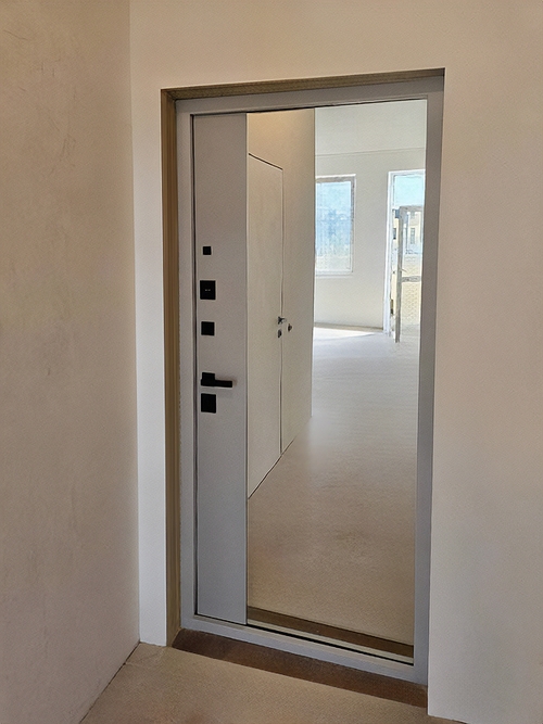 Квартирная дверь с зеркалом изнутри