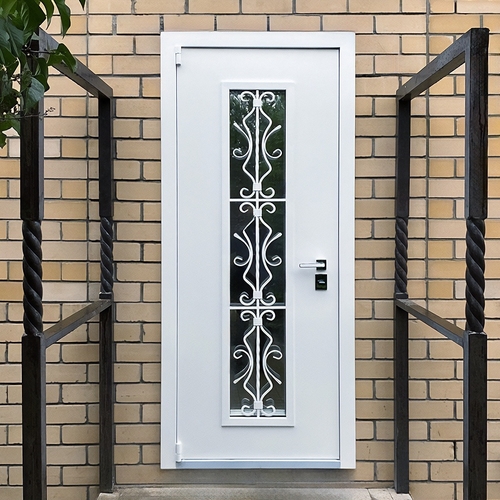 Остекленная дверь с кованой решеткой Остекленная дверь с кованой решеткой