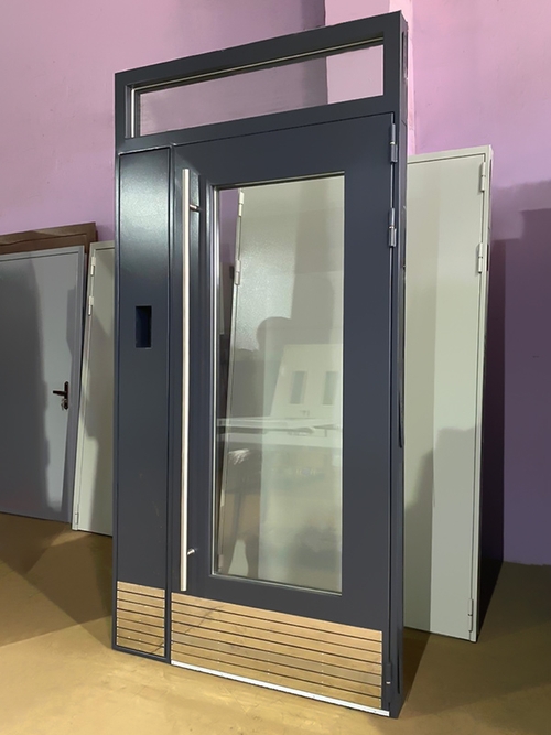 Остекленная подъездная дверь Остекленная подъездная дверь