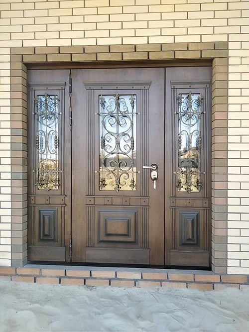 Остеклённая входная группа с ковкой