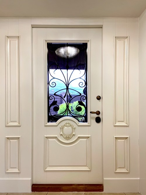 Парадная дверь с обратной стороны Парадная дверь с обратной стороны