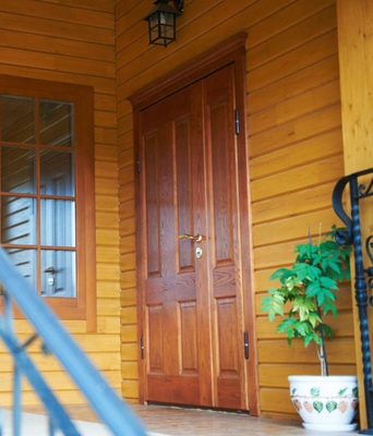 Полуторная дверь из массива