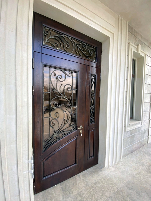 Полуторопольная дверь в загородном доме Полуторопольная дверь в загородном доме