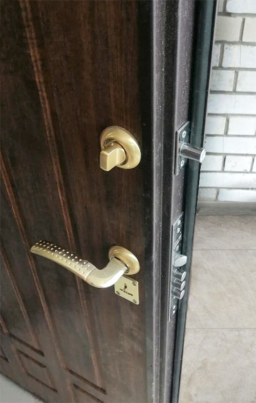 Ручка и замок подъездной двери (г. Истра) Ручка и замок подъездной двери (г. Истра)