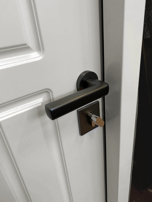 Ручка и замок, вид изнутри Ручка и замок, вид изнутри