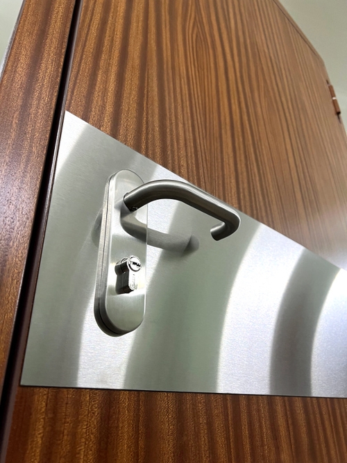 Ручка на планке и отбойник Ручка на планке и отбойник