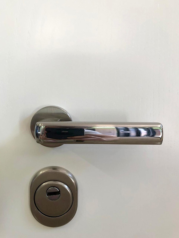 Ручка с внешней стороны Ручка с внешней стороны