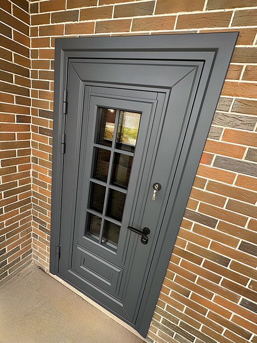 Серая дверь с остеклением Серая дверь с остеклением